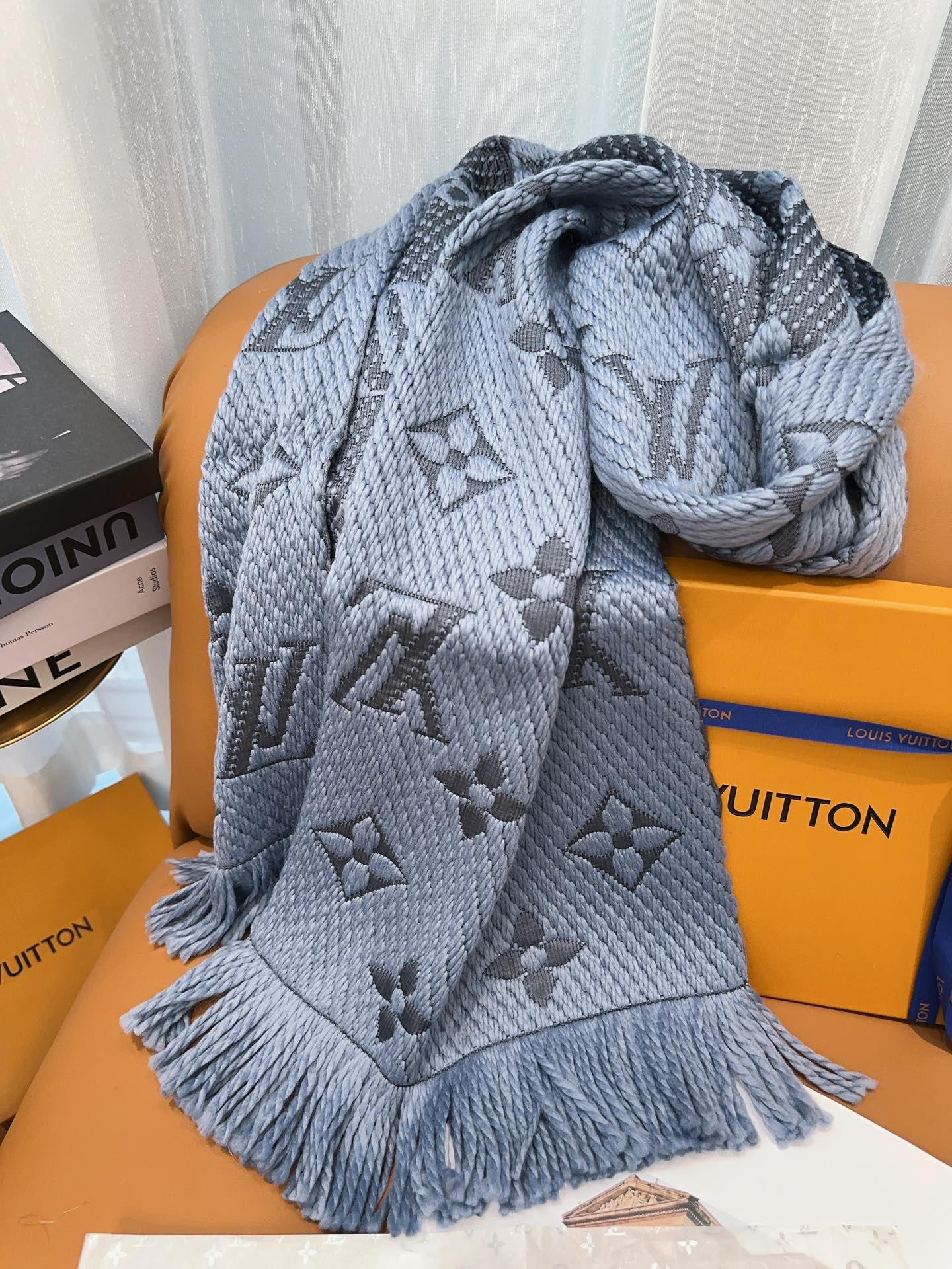 LV Autumn and Winter Wool Scarves Grey